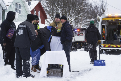 Vista de organismos de socorro atendiendo la emergencia causada por la tormenta invernal en Buffalo, Nueva York, el 26 de diciembre de 2022.