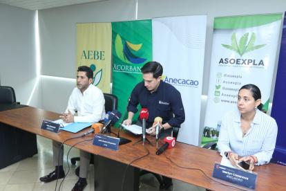 Empresarios.- En el centro José Antonio Camposano, presidente de la Corporación de Gremios Exportadores del Ecuador.