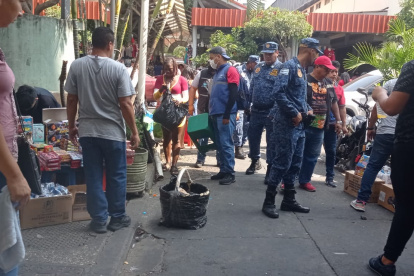 Explosivos. También se retiró pirotecnia comercializada de modo ilícito.