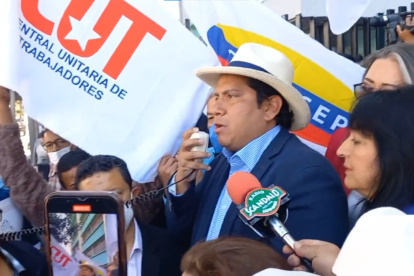 Richard Gómez realizó un plantón en los exteriores de la matriz de la dirección general del Seguro Social.