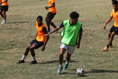 Los futbolistas que acuden a los entrenamientos se afinan en lo físico y técnico.