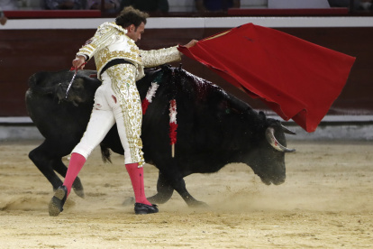 El torero español Antonio Ferrera lidia al toro Cohete de la ganadería de Salento durante la Feria de Cali, ayer en la plaza Arena Cañaveralejo, en Cali (Colombia).
