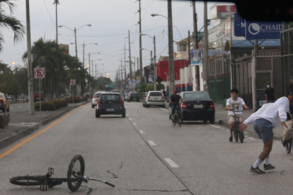 En la Benjamín Rosales, cerca de la Academia Naval Guayaquil, este es el escenario que se observa.