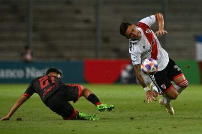 Matías Kranevitter (d) en el momento que se lesiona durante un amistoso.