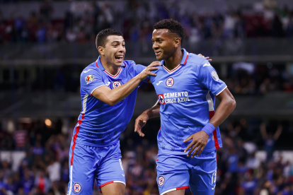 Michael Estrada (d) y Erik Lira (i) durante uno de los goles anotados por el tricolor con el Cruz Azul en el Torneo Apertura del fútbol mexicano.