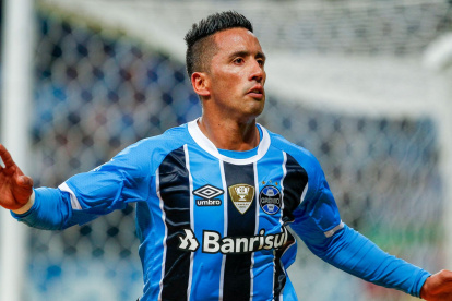 Lucas Barrios, delantero paraguayo, volverá al fútbol a los 48 años.