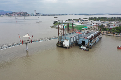 Gran parte de la mañana quedaron las embarcaciones en medio del río junto al puente