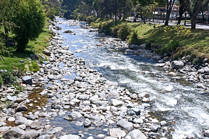 Suministro. Una postal tradicional de Cuenca, una ciudad de ríos.