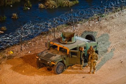 La Guardia Nacional de Texas estacionada a lo largo de la frontera de Estados Unidos con México en El Paso, Texas (EE.UU.), este 27 de diciembre de 2022. EFE/EPA/Justin Hamel