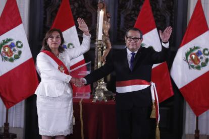 Fotografía de archivo en la que se registró a la presidenta de Perú, Dina Boluarte, al tomar juramento al presidente de su Consejo de Ministros, Luis Alberto Otárola, en Lima (Perú). /Paolo Aguilar