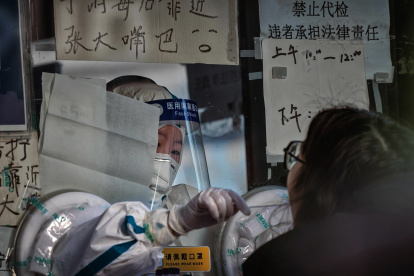 El anuncio llega en un momento en el que el Gobierno chino está desmantelando su política de "cero covid", lo que ha provocado la propagación del virus entre la población. Foto de archivo. /Alex Plavevski