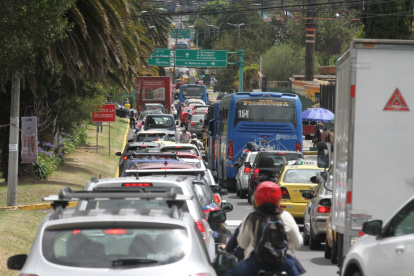 Caos. Las calles de la ciudad están saturadas a cualquier hora del día. El sistema pico y placa ya no es una solución