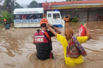 Al menos  26 personas permanecen desaparecidas a raíz de las graves inundaciones que azotaron varias regiones del sur y el este de Filipinas desde el sábado, informó este martes la agencia para desastres naturales. EFE/EPA/BFP HANDOUT BEST QUALITY  S