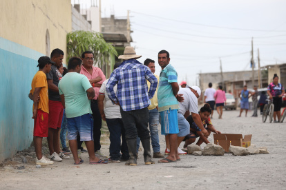 Durán. Familiares y conocidos de Stalin Espinoza Pérez llegaron hasta el lugar donde ocurrió el crimen.