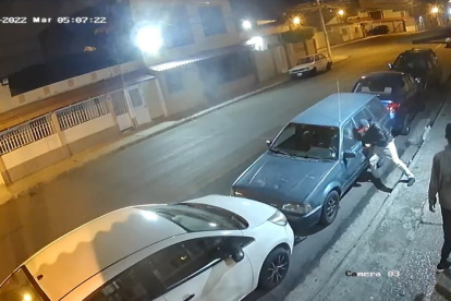 Moradores captaron como un grupo de antisociales asaltaban los automóviles del sector.