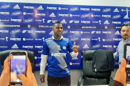 El 23 de los millonarios se puso oficialmente la camiseta azul y el presidente confirmó que se prepararán en Córdoba