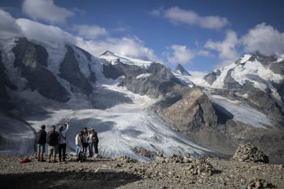En la imagen de archivo, varios turistas frente la montaña Bernina, Suiza.