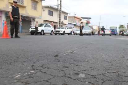 La Policía patrulla el Guasmo, en Guayaquil, tras un asesinato.