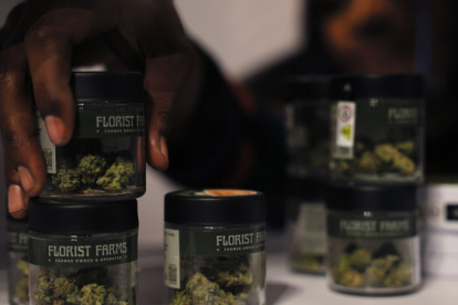 Un miembro del personal de Housing Works Cannabis Co coloca productos de marihuana en un estante el 29 de diciembre de 2022 en la ciudad de Nueva York.