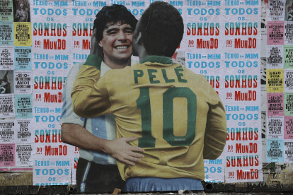 Mural de Pelé besando a Maradona en Brasil.