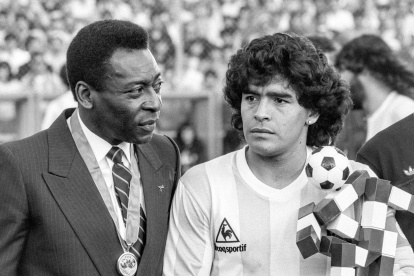 Las leyendas del fútbol Pelé (i) y Diego Maradona (d), en una fotografía de archivo.