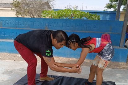 Jenny Galarza practica la lucha olímpica junto a su padre.