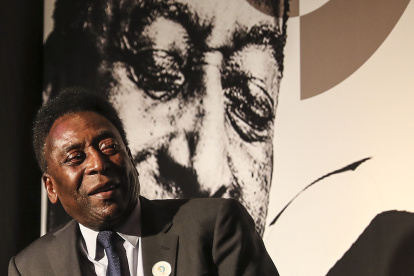 Fotografía de archivo, tomada en agosto de 2016, en la que se registró al exfutbolista Edson Arantes do Nascimento "Pelé", en Río de Janeiro (Brasil).