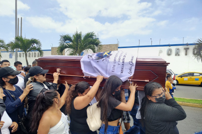 Violencia. Sepelio de Gerardo Delgado, asesinado este año en Manta.
