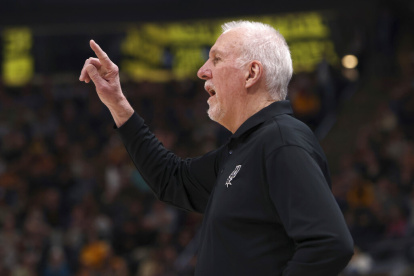 Gregg Popovich, actualmente entrenador de los Spurs, fue uno de los primeros en desafiar a la NBA con los descansos de las figuras.