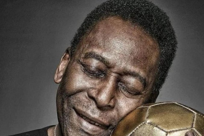 El astro brasileño en una de las postales más icónicas de la revista France Football.