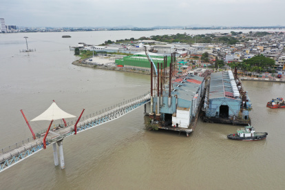 Durán. Se tardaron horas en retirar las barcazas del puente basculante que quedó en mal estado.