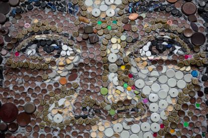 Vista de las tapas plásicas que forman parte de un mural del artista venezolano Oscar Olivares en Guatire, estado Miranda (Venezuela). EFE/ Rayner Peña R.