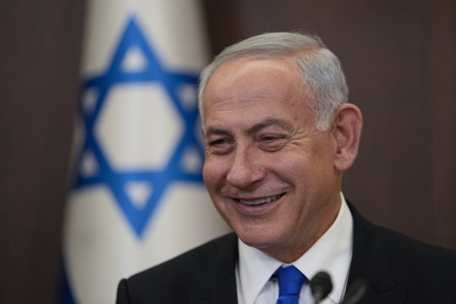 El recién juramentado primer ministro israelí, Benjamin Netanyahu, sonríe durante una reunión de gabinete en Jerusalén, Israel, el 29 de diciembre de 2022. (Estados Unidos, Jerusalén) /ARIEL SCHALIT /