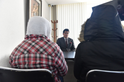 Quito. El abogado Alejandro Mancero habla con la víctima y su madre sobre la próxima diligencia judicial.
