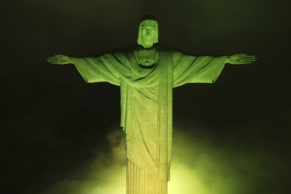 Fotografía aérea del Cristo Redentor iluminado con los colores de la bandera nacional en tributo a Pelé