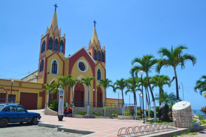 El principal lugar que llena de orgullo a los habitantes del cantón La Libertad, en la provincia de Santa Elena, es la iglesia matriz. El templo está ubicado en lo alto de un cerro, desde este lugar se divisa la inmensidad del mar de esta urbe y de las poblaciones aledañas, Santa Rosa, Salinas y Ballenita.
El sitio es estratégico y, según los escritos, aquí acudían las familias a ver las embarcaciones de los pescadores que salían a sus faenas, “se efectuaban oraciones para que Dios guíe a sus allegados en el océano y fue así como nació la idea de construir la iglesia”, dijo el educador de Historia y Geografía, Carlos Vera Chamaidán.
Vera Chamaidán manifestó que de acuerdo con las investigaciones, fue a mediados del siglo XIX que los primeros habitantes de la población La Agujereada, hoy llamada La Libertad, construyeron la primera iglesia.
“No solamente se efectuaban los ritos de fe, también era el sitio en donde se daban las reuniones para tomar decisiones importantes para el desarrollo del pueblo. La iglesia fue clave en hechos trascendentales e históricos de la hoy ciudad de La Libertad”, señaló el catedrático.
En 1941 esta iglesia pasó oficialmente a la orden de sacerdotes Franciscanos del Ecuador. En julio de ese mismo año, La Libertad fue elevada a parroquia eclesiástica y su iglesia, que era de madera y caña, se la denominó iglesia matriz por ser la única de la población.
Rápidamente, el templo se constituyó en el más visitado de la Península y en la que cientos de niños y adolescentes preferían efectuar su primera comunión o confirmación; los bautizos se realizaban en cada fiesta religiosa.
Según el relato del sacerdote Luis Ernesto Echeverría, uno de los conocedores de la historia de este hermoso templo, el 28 de mayo de 1978 monseñor Bernardino Echeverría, arzobispo de la ciudad de Guayaquil, declaró a la iglesia como Santuario de Nuestra Señora de la Esperanza, patrona de la Península y reina del cantón La Libertad.
La imagen de la Virgen de la Esperanza fue entronizada canónicamente y de modo oficial el 2 de octubre de 1977. Las fiestas de la Virgen de la Esperanza se celebran en La Libertad el 15 de agosto de cada año.
En el templo también se venera a San Antonio de Padua, Sagrado Corazón de Jesús, Virgen de Fátima y Virgen de Guadalupe; en el santuario se tiene un lugar especial de oración para los Viernes Santo, denominado ‘El sepulcro de Jesús’.
El lugar es uno de los principales santuarios que tiene esta provincia, es considerado ícono turístico de la urbe y las efigies que posee datan del siglo XVII, por lo que en la década de los 70 se le declaró patrimonio cultural.
“Este lugar es hermoso, es el único de la Península en donde se encuentran imágenes religiosas tan antiguas. Es digno de que se siga conservando. Las autoridades deberían darle más importancia para su mantenimiento y evitar se deteriore”, comentó el devoto Luis Borbor.
La iglesia matriz cuenta también con una plazoleta, desde donde se puede apreciar la belleza del malecón de la ciudad.