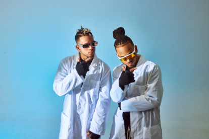 Fotografía promocional del sencillo "Chao Bebe" cedida por Warner Music Latina donde aparece el artista y productor musical colombiano Ovy on The Drums (i) y el cantante puertorriqueño Ozuna (d).