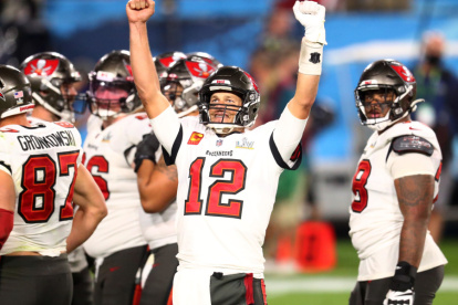 El mariscal de campo de los Tampa Bay Buccaneers, Tom Brady (12), celebra durante el último cuarto.