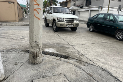 El poste carcomido está ubicado en las calles Manuel Rendón Seminarios y Ébanos.