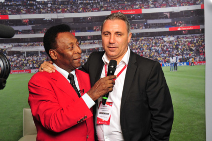 Stoichkov y Pelé durante una intervención para una cadena internacional.