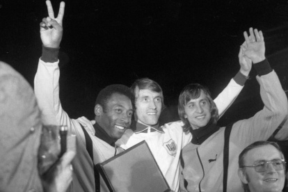 Pelé (i), junto a Paul Van Himst (c) y el neerlandés Johan Cruyff.