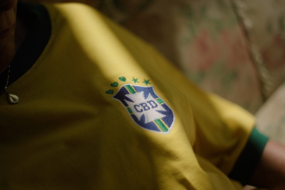 Fotografia cedida por Mercado McCann que muestra una camiseta con la propuesta de cambiar tres estrellas por tres corazones.