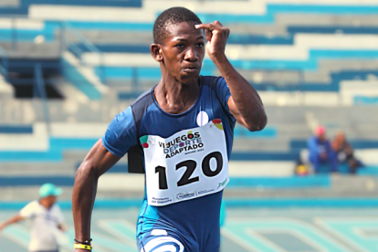 Según el recorrido que a diario hace el paraatleta, hay una  hora de distancia entre Socio Vivienda 2 y la pista de entrenamiento y muchas veces es en ese trayecto donde empieza la recolección, otras veces en cambio sale con su abuelita, Dilia Bolaños.

Jorgito cuenta que como donde entrena ya hay gente que conoce de su otra actividad hay personas que le guardan las botellas, y él no se hace problema. Cuando llega a la pista también se dedica a recogerlas, dice que sus amigos ya se las tienen reservadas, además hay profesores y amigos que le dan la mano.

“Mientras Dios me dé vida no hay problema de nada, me las buscaré como sea para entrenar, recogiendo botellas, pidiendo apoyo. Hay gente que me conoce mucho y me da la mano. El profesor Valdés es buena gente”, expresó el deportista.

Jorgito pudo ser jugador del Astillero, venía entrenando, pero ser un campeón de paraatletismo es un regalo de Dios y un ejemplo de superación”, indicó Héctor Pesántez, de la Academia Astillero, quien en estos días le entregó una canasta navideña al deportista.