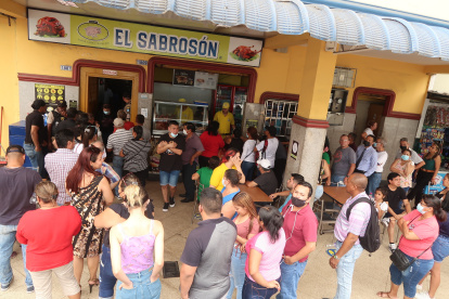 El Sabrosón. Ayer viernes 30 de diciembre se formó una larga fila de compradores de pavo o cerdo horneado.
