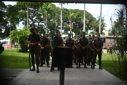 Soldados participan hoy en un ensayo para la toma de posesión del presidente electo Luiz Inácio Lula da Silva, en el Palacio de Planalto en Brasilia (Brasil). Lula jurará como nuevo presidente de Brasil el próximo domingo, 1 de enero de 2023. EFE/Andre Borges