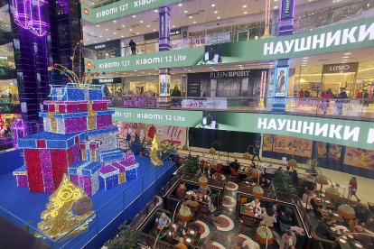 os rusos se refugian en las compras navideñas pese a los altos precios y la fuga de muchas marcas occidentales, para olvidarse por un tiempo de la campaña militar rusa en la vecina Ucrania. "En los últimos días ha crecido mucho el número de clientes, vienen por regalos para los niños", comentó a EFE Alexandr, dependiente de la red de tiendas de juguetes Mir Kúbikov que ha venido a suplantar al grupo danés Lego, que en julio pasado anunció su retirada de Rusia. Sin embargo, aunque la tienda ofrece marcas como MORK, Reobrix, LOZ, Sembo y otras de producción china o rusa, más de la mitad de la oferta sigue siendo de Lego, con la única diferencia de que los precios, que jamás fueron bajos, ahora tocan las estrellas.- EFE/Fernando Salcines.