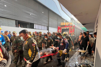 Traslado de un herido en el incendio en el complejo Diamond City en Poipet. Camboya. EFE/EPA/STRINGER