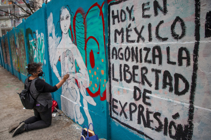 Artistas pintan un mural en contra de los asesinatos de periodistas en febrero de 2022 en Ciudad de México (México). / Isaac Esquivel
