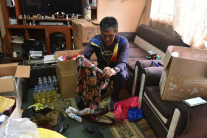 Preparativos. Carlos Utreras compró un vestido en Chillogallo para este año y utilizará una peluca color rosa para la carrera de ‘viudas y viejos’.