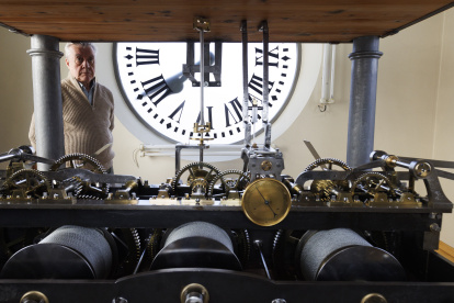 Labor. Jesús López-Terradas ha estado ocupado estos últimos días en la caseta del reloj.